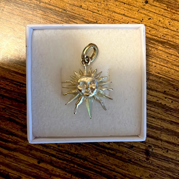 unbranded Jewelry - NWOT Sunshine pendant. Sterling silver plated.
